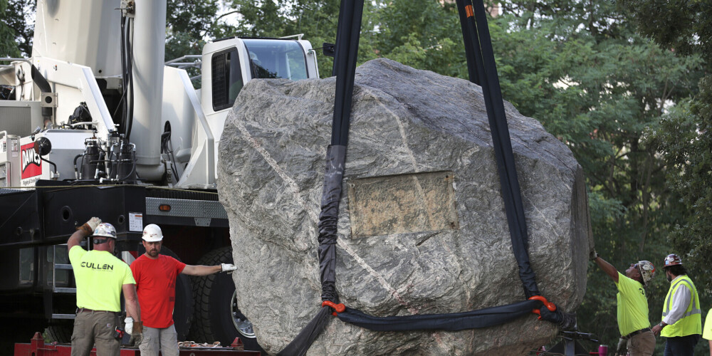 Подальше с глаз: чтобы не оскорблять чувства жителей, штат Висконсин убрал с кампуса камень весом в 40 тонн