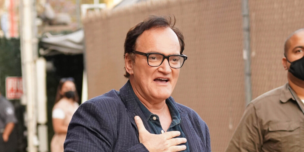 Кве́нтин Джеро́м Таранти́но (англ. Quentin Jerome Tarantino, МФА; род. 27 марта 1963 года, Ноксвилл, Теннесси, США) — американский кинорежиссёр, сценарист, актёр, кинопродюсер и кинооператор. Один из наиболее ярких представителей постмодернизма в кинематографе. Фильмы Тарантино отличаются нелинейной структурой повествования, переосмыслением культурно-исторического процесса, использованием готовых форм и эстетизацией насилия.Мировую известность получил после картины «Криминальное чтиво» (1994), которая принесла ему «Золотую пальмовую ветвь» Каннского кинофестиваля, а также премии «Оскар», «BAFTA» и «Золотой глобус» за лучший сценарий. К его работам относятся также «Бешеные псы» (1992), «Джеки Браун» (1997), «Убить Билла» (в двух частях, 2003—2004), «Доказательство смерти» (2007), «Бесславные ублюдки» (2009), «Джанго освобождённый» (2012), «Омерзительная восьмёрка» (2015) и «Однажды в… Голливуде» (2019). За сценарий к «Джанго освобождённый» был вновь удостоен «Оскара», «BAFTA» и «Золотого глобуса»