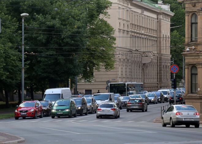 Vanšu tilts jau tagad ir satiksmes pārslogots, ja atstās tikai vienu auto joslu, sastrēgumi būs vēl lielāki.