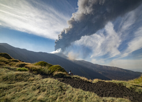 Etna kopš februāra vidus vairākkārt izverda sakarsētu lavu un pelnus, un kopš tā laika ir reģistrēti 50 izvirdumi.