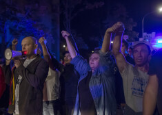 Pie Seima ēkas Viļņā otrdien pulcējās vairāki tūkstoši cilvēku, lai protestētu pret valdības plāniem noteikt stingrus ierobežojumus cilvēkiem, kuri nav vakcinējušies pret Covid-19 vai testējušies, bet vakarpusē vairāki simti cilvēku bloķēja visas parlamenta ēkas izejas un vārtus uz iekšējo pagalmu, kur deputāti novieto savus automobiļus, izkliedza apvainojumus gan politiķiem, gan žurnālistiem, turklāt daļa no viņiem izturējās visai agresīvi.