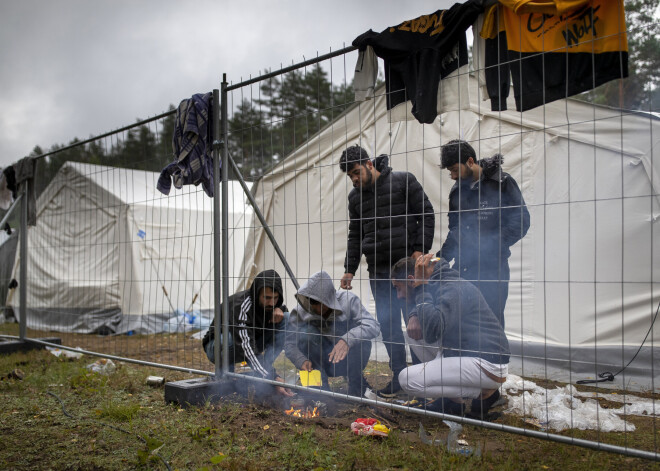 Lietuvā no nelegālo migrantu nometnes aizbēg 20 personas