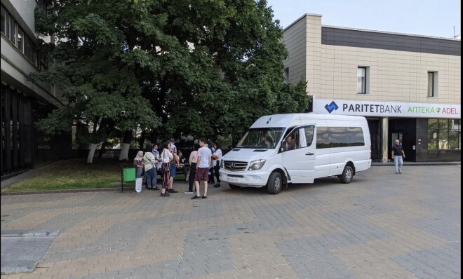 Vietējo acīm garām nepaslīd arī šādas ainas, kurās redzams, ka mikroautobusos ik pa laikam sakāpj saliedētas, šķietami, ārvalstnieku grupas.