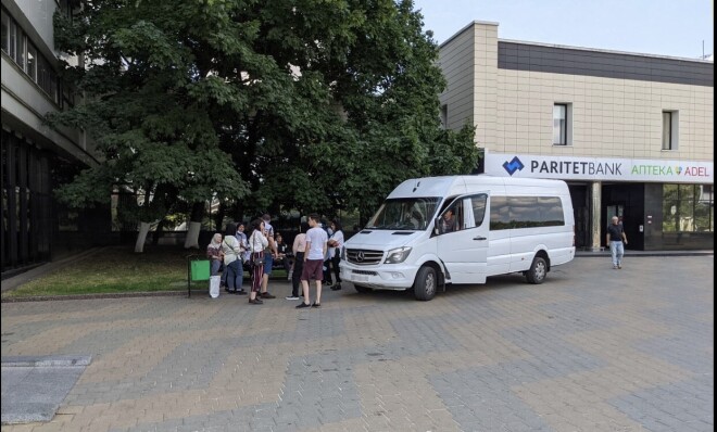 Vietējo acīm garām nepaslīd arī šādas ainas, kurās redzams, ka mikroautobusos ik pa laikam sakāpj saliedētas, šķietami, ārvalstnieku grupas.