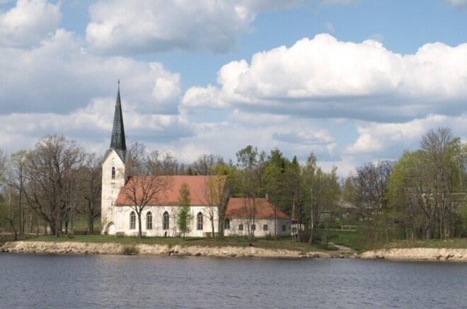 Kokneses luterāņu baznīcas mācītājs savos sprediķos aģitē pret vakcīnām, kuras graujot Dieva radīto imunitāti.