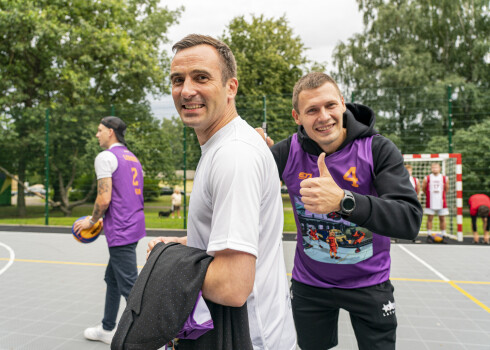 FOTO: ar olimpisko čempionu līdzdalību Brasā atklāts jauns sporta laukums