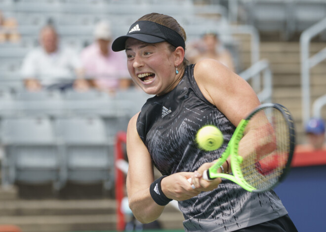 Ostapenko dubultspēlē cieš zaudējumu Monreālas turnīra astotdaļfinālā