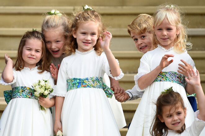 Princeses Eiženijas un Džeka Brūksbenka kāzās 2018. gada oktobrī. (No kreisās) princese Šarlote, Savanna Filipsa, Moda Vindzora, princis Džordžs un Mia Greisa Tindala. Priekšplānā Teodora “Tedija” Viljamsa – dziedātāja Robija Viljamsa meita.