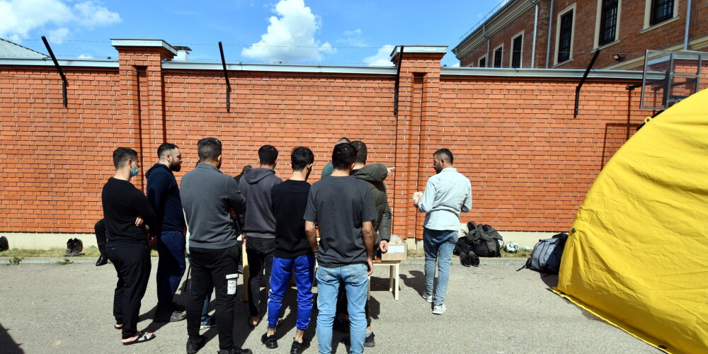 Uz Latvijas - Baltkrievijas robežas aizturētie nelikumīgie robežpārkāpēji pusdienlaikā  Aizturēto ārzemnieku izmitināšanas centrā "Daugavpils".