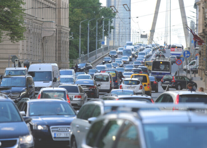 Вечные "пробки": на Вантовом мосту оставят только по одной полосе движения в каждую сторону?