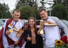 Anita Muižniece starp diviem olimpiskajiem  čempioniem Naura Mieža un Agņa Čavara.