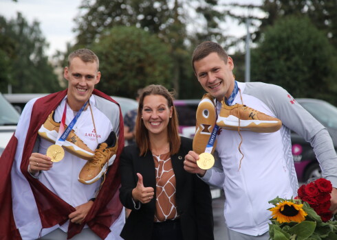 Anita Muižniece starp diviem olimpiskajiem  čempioniem Naura Mieža un Agņa Čavara.