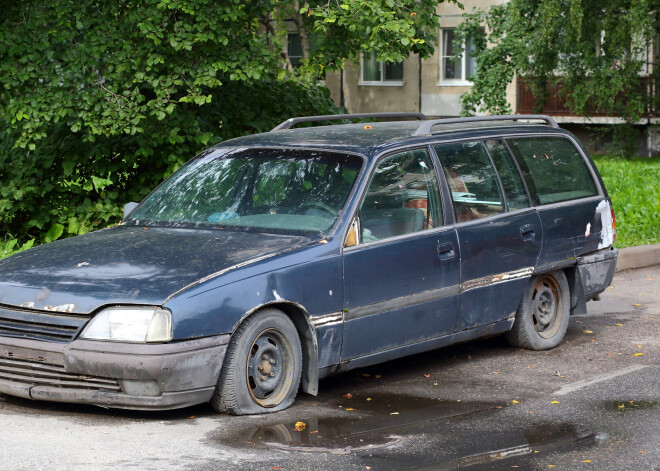 Kas notiek ar Rīgas mikrorajonos pamestiem auto?