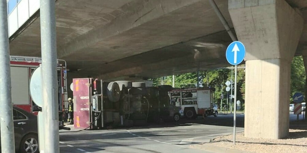 Apgāzies kravas auto zem Gustava Zemgala gatves pārvada daļēji bloķē satiksmi