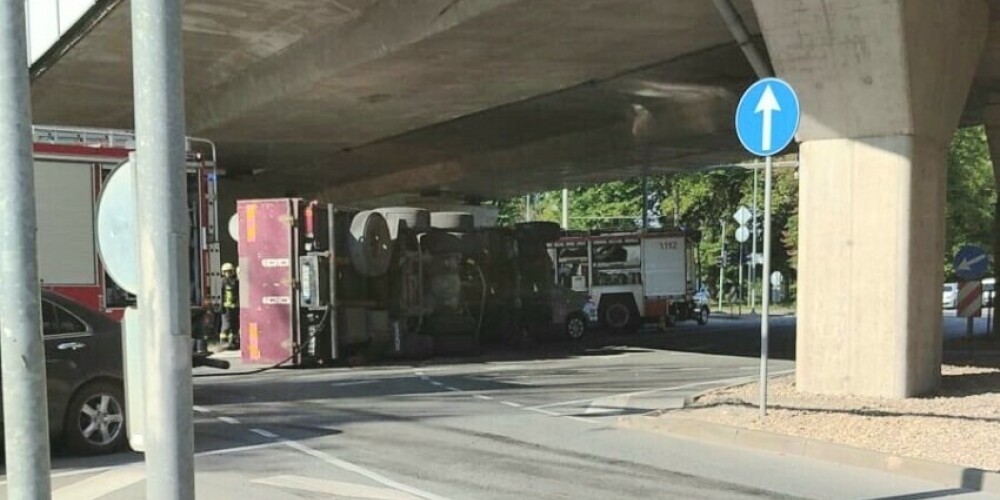 Перевернутый грузовик частично заблокировал движение в Риге