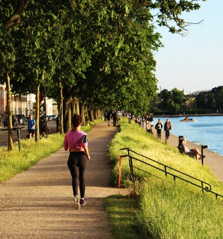 Lai skriešanu iemīlētu un lai tā nenestu traumas, iesācējiem ļoti svarīgi ievērot trīs galvenos pamatprincipus – skriet lēnām, skriet samērīgos apjomos un skriet regulāri.