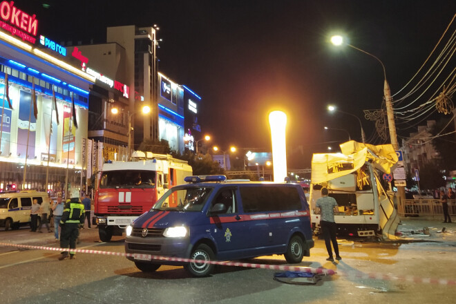 Sprādziens notika, kad autobuss atradās sabiedriskā transporta pieturā netālu no tirdzniecības centra.