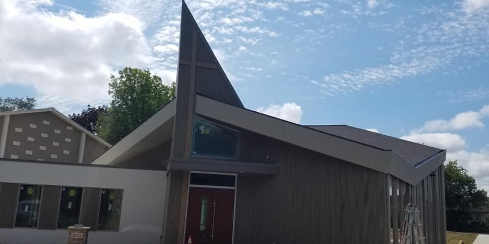 Latvieši Amerikā pēc postošā ugunsgrēka uzcēluši jaunu baznīcu. FOTO