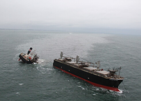 Šausmas Japānas ūdeņos: kravas kuģis pārdalās divās daļās. FOTO