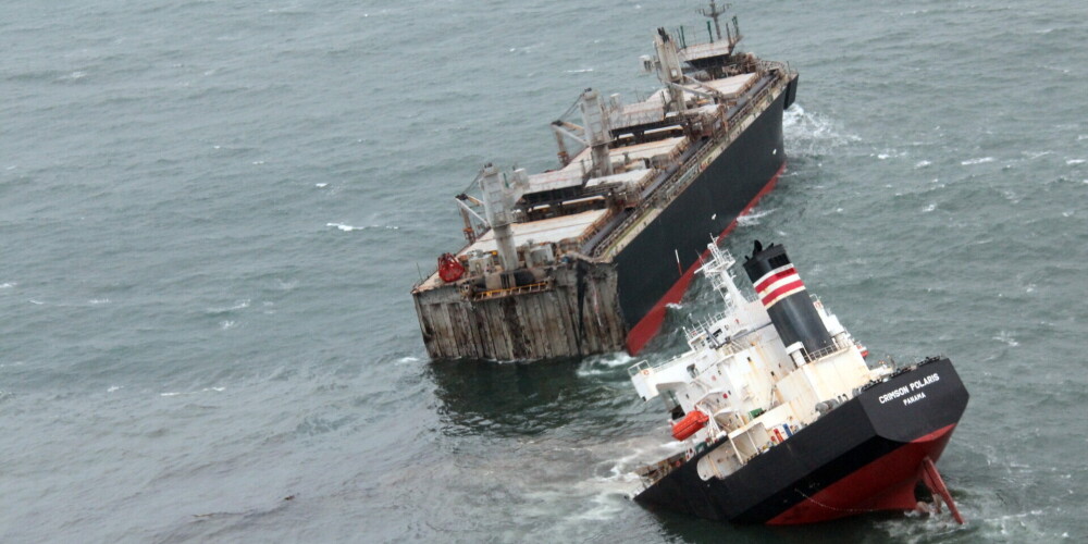 ВИДЕО: у берегов Японии пополам раскололось судно