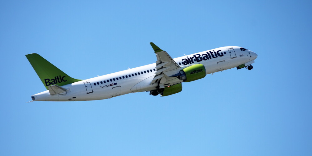 Lidsabiedrības "airBaltic" lidmašīna starptautiskajā lidostā "Rīga".