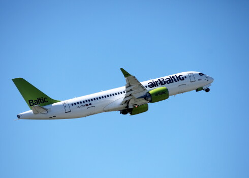 Lidsabiedrības "airBaltic" lidmašīna starptautiskajā lidostā "Rīga".