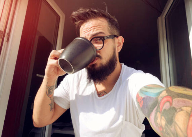 Все-таки можно? Диетологи объяснили, почему в чай и кофе нужно добавлять сахар