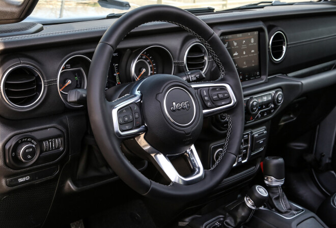 "Jeep Gladiator".