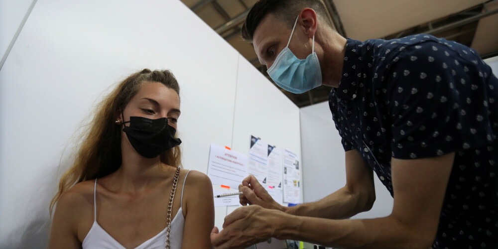 Rīgas dome aicina iedzīvotājus izmantot “brīvās rindas” vakcinācijas iespēju