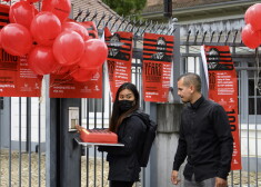 Pagaidām vēl Šveicē protesti nav aizliegti. Tibetas jaunatnes aktīvisti ieradušies ar torti apsveikt Ķīnas vēstniecību Bernē ar “nelaimīgu dzimšanas dienu” – Ķīnas Komunistiskās partijas simtgadi.