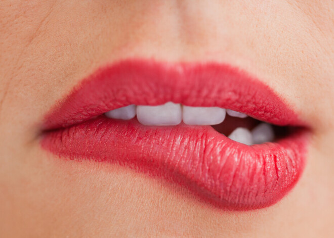 Закусываете губы? Это может сигналить о 4 серьезных заболеваниях