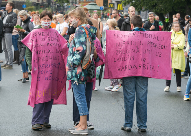 У памятника Свободы прошла акция против "принудительной вакцинации": собралось несколько сотен человек