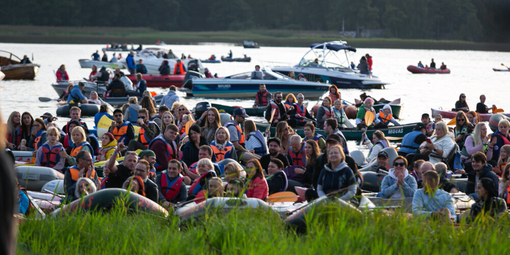 FOTO: cilvēki laivās bauda Brīvdabas muzeja krastā un Juglas ezerā notiekošo festivālu "Laivā"