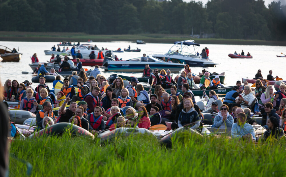 FOTO: cilvēki laivās bauda Brīvdabas muzeja krastā un Juglas ezerā notiekošo festivālu 