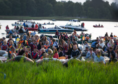 FOTO: cilvēki laivās bauda Brīvdabas muzeja krastā un Juglas ezerā notiekošo festivālu "Laivā"