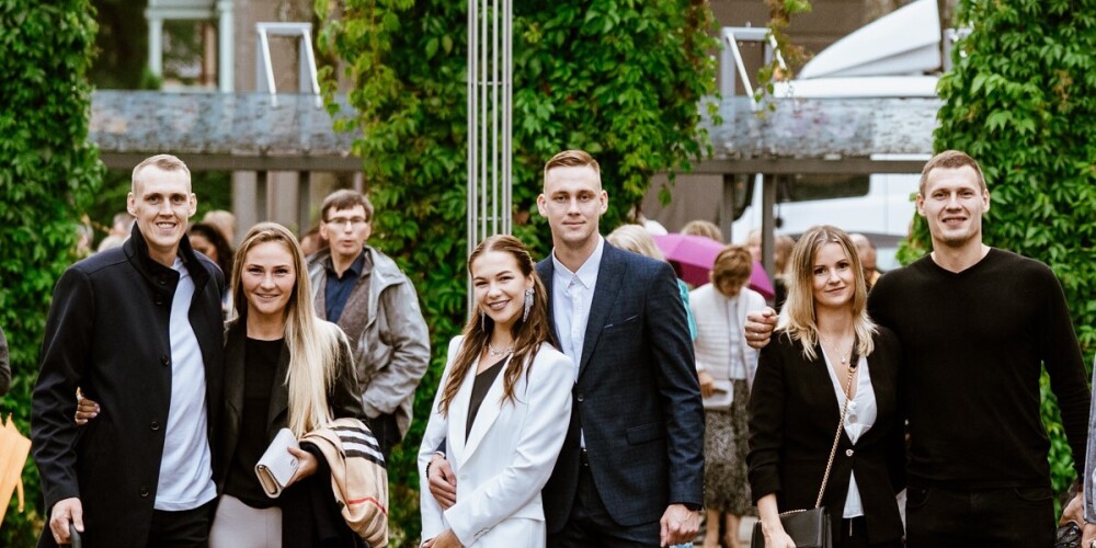 Sportisti ar savām otrajām pusītēm - Nauris Miezis un viņa sieva Marita, Kārlis Pauls Lasmanis un basketbolista Rolanda Freimaņa sievasmāsa Kellija Žižņevska, Agnis Čavars un viņa sieva Indra.