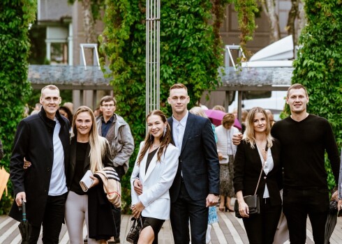 Sportisti ar savām otrajām pusītēm - Nauris Miezis un viņa sieva Marita, Kārlis Pauls Lasmanis un basketbolista Rolanda Freimaņa sievasmāsa Kellija Žižņevska, Agnis Čavars un viņa sieva Indra.