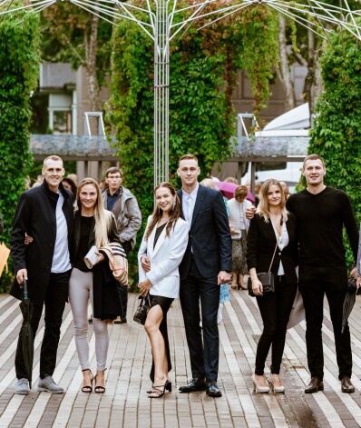 Sportisti ar savām otrajām pusītēm - Nauris Miezis un viņa sieva Marita, Kārlis Pauls Lasmanis un basketbolista Rolanda Freimaņa sievasmāsa Kellija Žižņevska, Agnis Čavars un viņa sieva Indra.