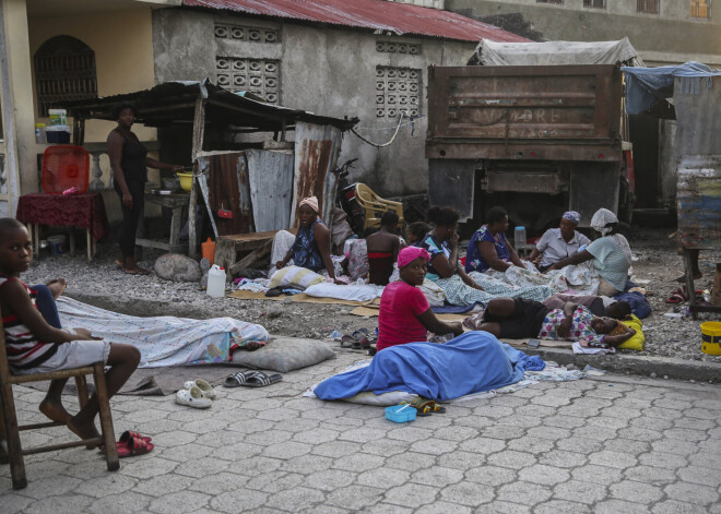 Zemestrīce Haiti: bojāgājušo skaits jau pārsniedzis 1200, drupās atrasti daudz izdzīvojušie