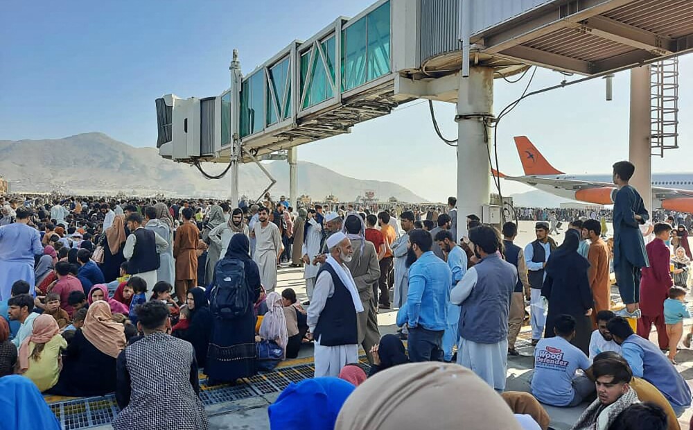 VIDEO: Afganistānā lidostā izceļas haoss, cilvēkiem cenšoties ielauzties lidmašīnās