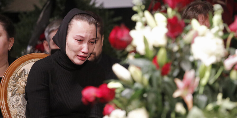 "Они накинулись на меня": вдова Грачевского рассказала о неприятной встрече на кладбище