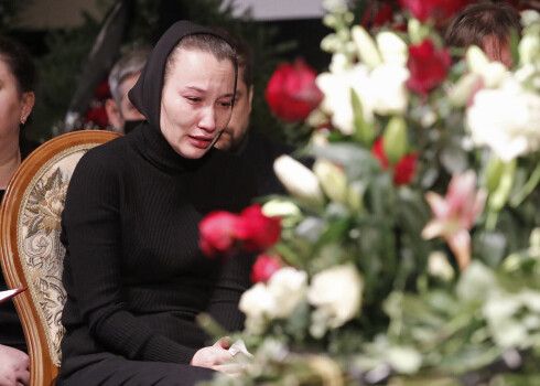 "Они накинулись на меня": вдова Грачевского рассказала о неприятной встрече на кладбище