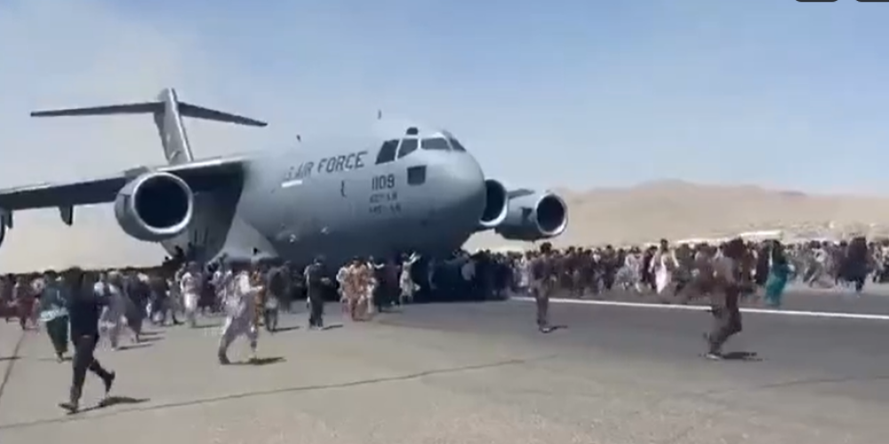Сбежать любой ценой: в Сети появилось видео, как люди падают с улетающего из Кабула самолета