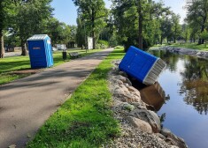 Svētdien no rīta Arkādijas parkā viena no tur esošajām tualetēm bija ielidināta Mārupītes ūdeņos.