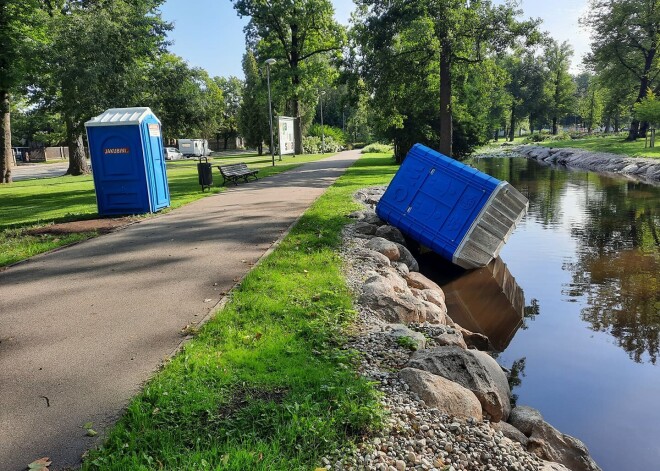 Arkādijas parkā svaida tualetes. Mazmājiņu no Mārupītes ārā ķeksē deputāts un departamenta direktors. FOTO