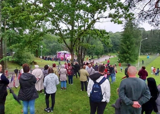 Ģimenēm ar bērniem koncertā jāpaliek aiz žoga, jo bērni nav vakcinējušies