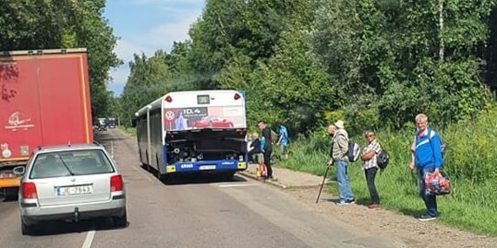 По пути в Болдераю загорелся автобус Rīgas satiksme