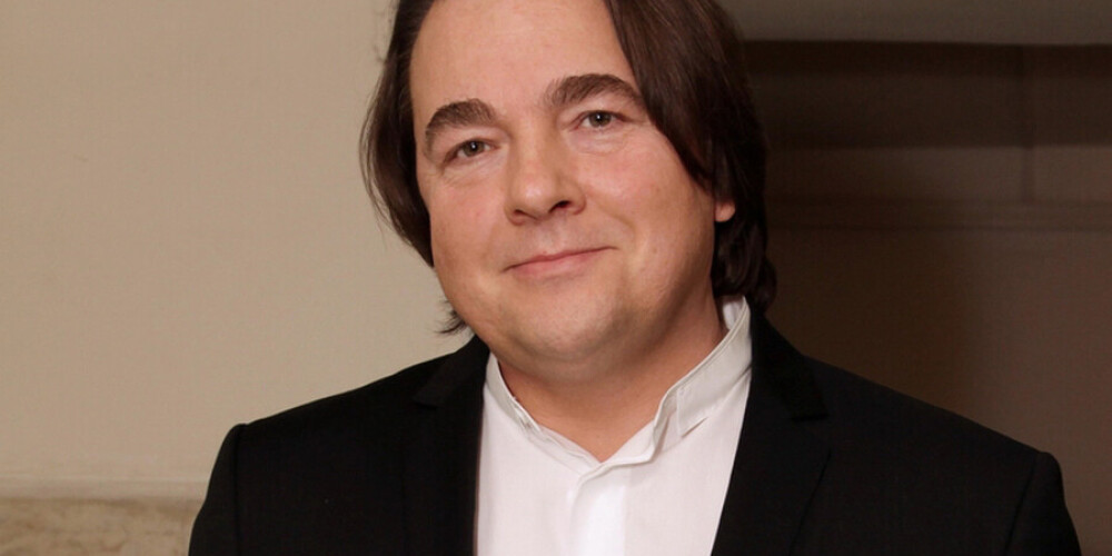 Константи́н Льво́вич Эрнст (род. 6 февраля 1961, Москва, РСФСР, СССР) — советский и российский медиаменеджер, продюсер, режиссёр, сценарист, телеведущий. Генеральный директор «ОРТ/Первого канала» (3 сентября 1999 — н. в.). Член Фонда «Академия российского телевидения» (1996 — н. в.). Полный кавалер ордена «За заслуги перед Отечеством» (2006, 2011, 2014, 2021), лауреат Государственной премии Российской Федерации в области литературы и искусства 2002 года (2003), семикратный обладатель российской национальной телевизионной премии «ТЭФИ» (1998, 2001, 2007, 2008, 2009, 2010, 2014).В числе работ, которыми руководил Эрнст, были «Евровидение-2009» и церемонии открытия и закрытия зимних Олимпийских игр в Сочи. Он является руководителем трансляций крупных государственных мероприятий, таких как парад в День Военно-Морского Флота в Санкт-Петербурге и Парад Победы в Москве. Автор и продюсер таких проектов и фильмов, как «Русский проект», «Старые песни о главном» (вместе с Леонидом Парфёновым), «Прямая линия с Владимиром Путиным», «Ночной Дозор», «Дневной Дозор», «Прожекторперисхилтон», «Ирония судьбы. Продолжение», «Викинг», ночных каналов («Новый день» и «Городские пижоны») и многих других.