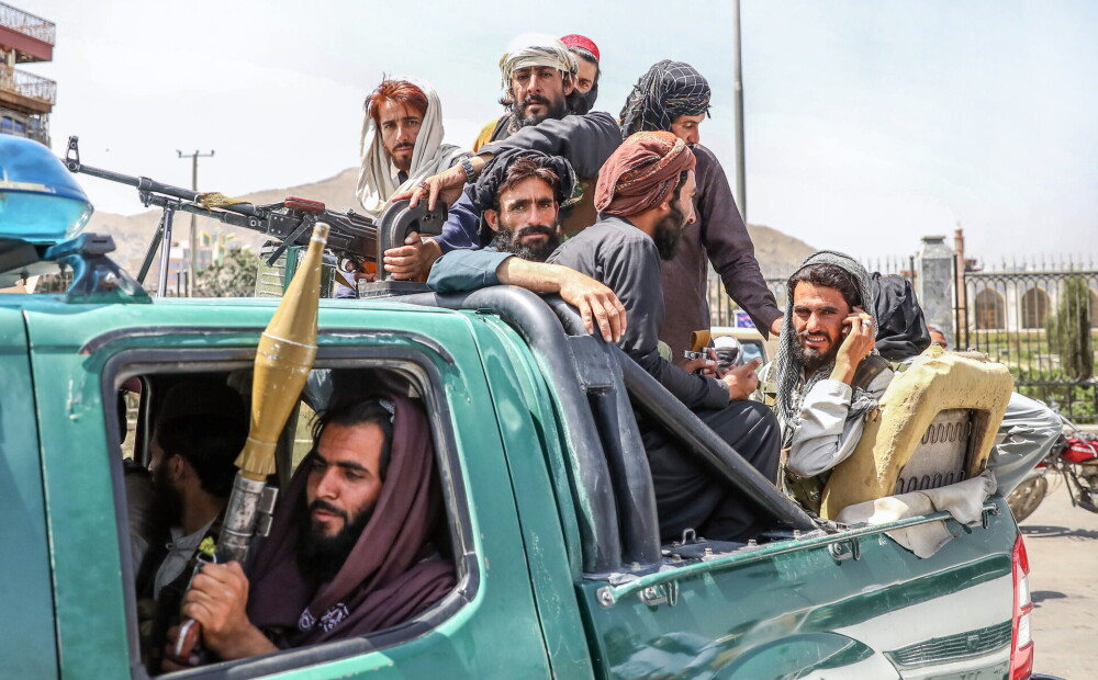 Krievija: talibu kaujinieki ar Afganistānas pilsētu ieņemšanu 
