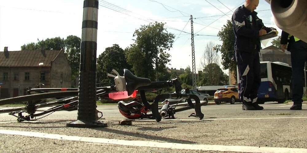 Из-за столбиков не увидел: в Риге велосипедист пострадал в столкновении с автомобилем